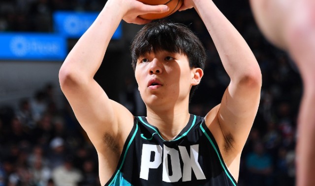 杨瀚森复出2+1！开拓者惨败难阻黄蜂17战14胜 米勒26+8+6三分